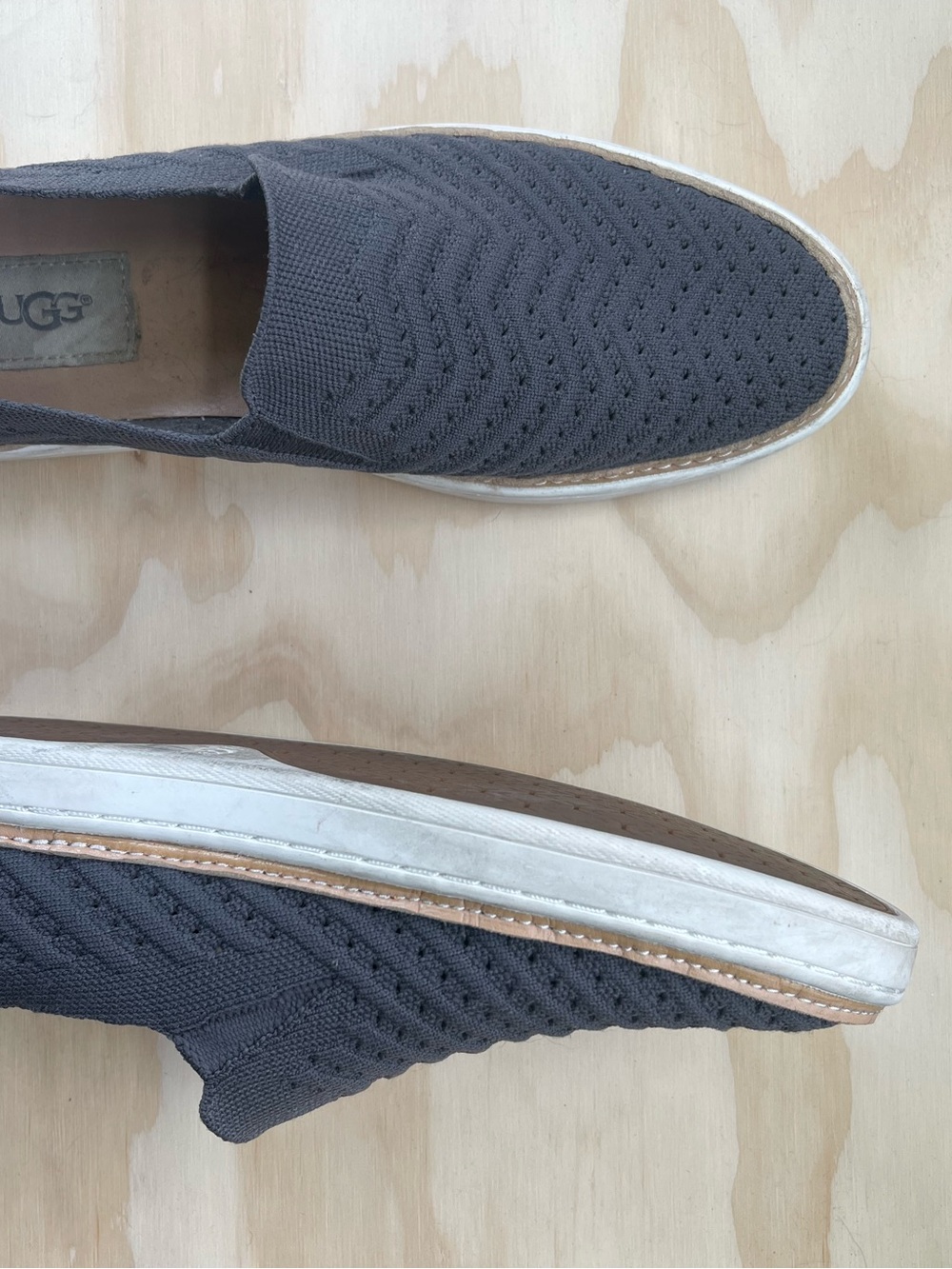 Women’s Size 8 Slip-On UGG Knit Sneakers in Charcoal Gray - Picture 5 of 6
